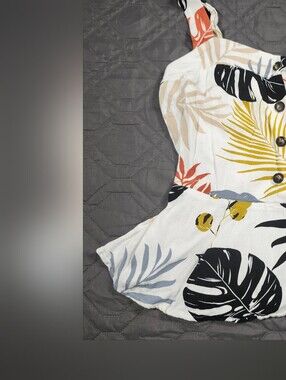 Monteau tank top tropical leaf print button-front design Size M Runs Small